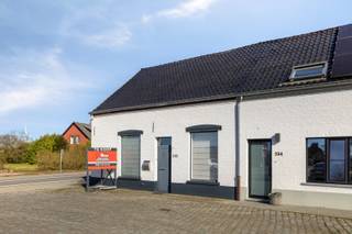 Deze ruime, halfopen bebouwing is ideaal gelegen in Mol-Sluis. Alle voorzieningen, zoals winkels, horeca, scholen en openbaar vervoer, bevinden zich op wandelafstand. Bovendien zijn zowel de woning als de omliggende gemeenten goed bereikbaar via de nabijgelegen Zuiderring (N71), N18 en N103.<br /><br />Beschrijving:<br />Bij het betreden van de woning komen we in de inkomhal, die toegang biedt tot de L-vormige, lichtrijke woonkamer. Vanuit de woonkamer kunnen we de kelder bereiken, evenals de tweede woonkamer/eetkamer, wasplaats/berging met inbouwkasten, en de badkamer die in 2021 vernieuwd is. Achter de woonkamer/eetkamer bevindt zich de gesloten, volledig uitgeruste keuken, die toegang geeft tot de veranda. Aan de achterzijde van de woning bevindt zich een polyvalente ruimte van 27m² met aparte ingang. Deze ruimte biedt commerciële mogelijkheden, kan dienen als extra slaapkamer, of gewoon als opslagruimte.<br /><br />Via de vaste trap in de woonkamer bereiken we de eerste verdieping, waar de slaapkamers gelegen zijn. Eén van de slaapkamers beschikt over een ruime dressing van 11m².<br /><br />Buiten bevindt zich de tuin met terras, waar volop van het buitenleven genoten kan worden.<br /><br />Extra:<br />- Woning deels gerenoveerd in 2005<br />- Badkamer in 2021 vernieuwd<br />- Polyvalente ruimte met aparte ingang<br />- Privé parking vooraan<br /><br />Voor meer informatie of een bezoek, neem contact met ons op via info@vastengoed.be of bel naar 014/72 73 74.<br /><br />(Wenst u een gratis schatting van uw eigendom? Neem contact met ons op via 014/72 73 74.)