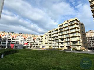 Ontdek dit charmant appartement te koop in hartje Nieuwpoort-Bad. De lichtrijke woonkamer met aansluitend terras nodigt meteen uit om te...