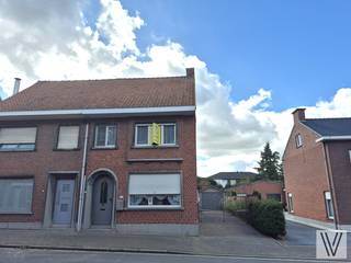 Centraal gelegen op te frissen/te renoveren woning bestaande uit de inkomhal met op het gelijkvloers de lichtrijke woon/leefruimte met aansluitend de ruime keuken. Vanuit de veranda heeft men een mooi zicht op de tuin met gezellig en zonnig terras. Er is een afzonderlijke garage en op de oprit (met poort) is eveneens nog plaats voor een extra wagen. Op het eerste verdiep zijn er 2 slaapkamers en een zolder met vaste trap die gemakkelijk kan omgevormd worden in extra slaapkamers. Er is een badkamer met toilet en bad. Achteraan de woning is er nog een binnenberging en een buitenberging aanwezig.<br />De ramen zijn met rolluiken voorzien en in de woning bevinden zich nog heel wat Art Deco elementen.