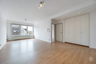 Op een rustige locatie te Sint-Amands, gelegen langs de oevers van de Schelde, treffen we dit instapklaar appartement op de tweede verdieping.<br /><br />Bij het binnenkomen word je verwelkomd in een praktische inkomhal met ingemaakte kasten, ideaal om jassen, schoenen of andere spullen op te bergen.<br />Via de inkomhal bereiken we de ruime leefruimte voorzien van grote raampartijen.<br /><br />Wanneer we verder doorwandelen, treffen we de badkamer, uitgerust met een inloopdouche, lavabo en toilet.<br /><br />De gezellige keuken bevindt zich aan de achtergevel en biedt de toegang tot het terras.<br /><br />Via de keuken bereiken we het aangenaam terras met zicht op groen.<br />Genieten van een aperitief was nog nooit zo aangenaam.<br /><br />Het appartement beschikt over een garage, deze zit inbegrepen in de prijs.<br />Parkeergelegenheid vormt hierdoor geen probleem.<br /><br />Dit appartement is perfect als starters appartement of als investering.<br />Het appartement werd vernieuwd in 2016.<br /><br />Heb je interesse in dit instapklaar appartement op een rustige locatie?<br />Neem gerust contact op via roy@julimmo.be of 0498 62 74 71.