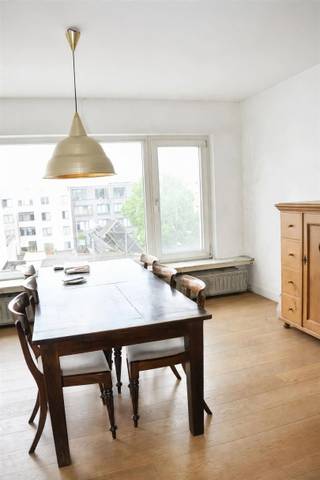 <p><span>Ruim dak appartement met 2 slaapkamers en west terras in de Borgerhoutse tuinstraat!</span></p><p><span>LIGGING: </span></p><p><span>Dit appartementsgebouw met lift, is gelegen in de Bloemstraat, de eerste net heraangelegde tuinstraat met speelveld en stadsvelo's. </span></p><p><span>Je bent op wandel- en fietsafstand van het Centraal Station, Zurenborg en het stadscentrum liggen een zucht verder.</span></p><p><span>Openbaar vervoer op enkele honderden meter, met de auto in een wip op singel en ring.</span></p><p><span>INDELING:</span></p><p><span>We komen dit appartement binnen in de inkomhal om vervolgens in een ruime leefruimte te komen met houten vloer. De grote raampartij geeft je enorm veel licht en zicht.</span></p><p><span>Een open en geïnstalleerde keuken met toestellen verruimt deze leefruimte nog extra. Achteraan het appartement zijn er twee ruime slaapkamers, beide voorzien van elektrische rolluiken. Ook staan beide slaapkamers in verbinding met het west georiënteerde terras van 6m². Van een weids vergezicht gesproken! In de nachthal is er vervolgens een betegelde badkamer met dubbele lavabo en ligbad. Het toilet is apart. Tenslotte is er nog een aparte wasplaats met privatieve ketel én een extra, ruime, berging met ingebouwde kasten.</span></p><p><span>Privatief keldertje.</span></p><p><span>KWALITEITEN:</span></p><p><span>> prima ligging</span></p><p><span>> ruim dakappartement, west terras met prachtig zicht</span></p><p><span> </span></p>