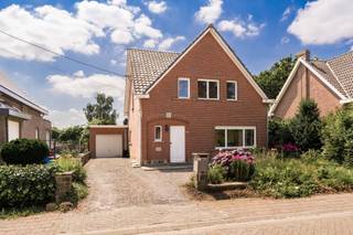 <p><span>Woning met karakter en tal van mogelijkheden om uw eigen woonwensen te realiseren.</span></p><p><span>Gelegen in een rustige, residentiële straat geniet deze woning van een uitstekende ligging, vlakbij groen, scholen, winkels en belangrijke invalswegen. Op de ruime oprit is plaats voor twee wagens en de voortuin biedt alle mogelijkheden om een aangename, groene omgeving te creëren. </span></p><p><span>Via de inkomhal betreedt u de gezellige leefruimte, waar voldoende plaats is voor zowel een comfortabele zithoek als een ruime eethoek. De leefruimte staat in verbinding met de sfeervolle veranda via een authentieke driedelige houten deur. De veranda strekt zich uit over de volledige breedte van de woning en vormt een heerlijke plek om het hele jaar door te genieten van het uitzicht op de groene, zonnige tuin.</span></p><p><span>Naast de leefruimte bevindt zich de keuken, die desgewenst eenvoudig kan worden geïntegreerd tot een open leefkeuken. Aansluitend vindt u een praktische berging met apart toilet en een rechtstreekse toegang tot de garage.</span></p><p><span>De zuidgerichte tuin rondom de woning vormt een ideale omgeving om in alle rust te ontspannen.</span></p><p><span>Op de eerste verdieping bevinden zich drie volwaardige slaapkamers en een badkamer uitgerust met een ligbad, lavabo en toilet. Bovendien beschikt de woning over een zolder en een kelder, die zorgen voor extra opbergmogelijkheden.</span></p><p><span>Dankzij haar karaktervolle uitstraling, ruime indeling en uitstekende ligging vormt deze villa de perfecte basis voor wie op zoek is naar een warme gezinswoning die volledig naar eigen smaak kan worden gerenoveerd en ingericht. (Renovatieplicht)</span></p>