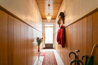 Te renoveren stadswoning met twee slaapkamers gelegen op een perceel van 510 m².<br /><br />Indeling en omschrijving:<br />U betreedt deze woning via de inkomhal. Vooraan bevindt zich de woonkamer, die aansluit op de keuken. Dankzij de aangename lichtkoepel geniet de keuken van natuurlijk lichtinval. De keuken is praktisch ingericht en uitgerust met boven- en onderkasten, kookvuur, dampkap, dubbele spoelbak, koelkast, diepvriezer en oven. Van hieruit heeft u tevens toegang tot de praktische kelder. Achteraan de woning bevindt zich de badkamer, voorzien van een douche, toilet en lavabo. Op de eerste verdieping bevinden zich de twee slaapkamers. Een bijkomende troef is de zeer praktische wegenis langs de linkerzijde van het perceel. De woning is gelegen op een ruim perceel van 510 m² en bevindt zich in het centrum van Herentals, met winkels, voorzieningen en andere faciliteiten op korte afstand. <br /><br />Extra info: <span>EPC 897 kWh/ (m² jaar) label F I infoplicht: Gvg, Wg, Gvv, Gvkr, Gmo I watertoets: P-score: A I G-score: A.<br /><br />Renovatieverplichting residentiële gebouwen van toepassing (label F). Meer info: https://www.vlaanderen.be/een-woning-kopen/renovatieverplichting-voor-residentiele-gebouwen.<br /></span>