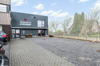 Hoogwaardig afgewerkte handelsruimte van in totaal 503m2 gelegen in de prachtige Voerstreek. Door de gunstige ligging ten opzichte van de...