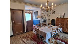 <p></p><p>Deze ruime woning is gelegen in het centrum van Oostmalle en bevat op het gelijkvloers een woonkamer, keuken, wasplaats, ruime bergplaats/garage, tuin met toegang tot achterliggende garages(2).  Achter de tuin zijn er nog 3 afzonderlijke garages.  De garages zijn te bereiken via de Rooistraat.  Op de eerste verdieping bevinden zich drie slaapkamers, badkamer, bureel met toegang tot de zolder.</p><p>De woning is gelegen in woongebied, geen dagvaarding, geen voorkooprecht, geen verkaveling.</p><p></p>