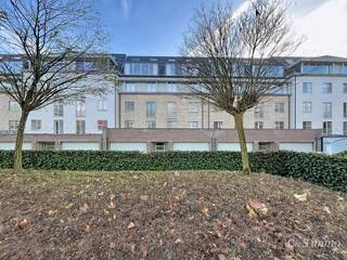 Lichtovergoten en zonnig appartement met een prachtig open uitzicht op de holes van de Golf van Brasschaat. Bij binnenkomst een ruime inkomhal...