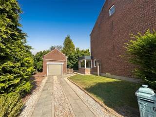 <p><span>Deze prachtig gerenoveerde en instapklare woning is rustig gelegen in Roosbeek en combineert karakter en charme met hedendaags wooncomfort. De praktische indeling omvat op het gelijkvloers een ruime inkomhal met vestiaire en apart gastentoilet, gevolgd door een lichtrijke leefruimte die warmte en authenticiteit uitstraalt dankzij de prachtige unieke vloer. Aansluitend bevindt zich de volledig nieuwe en uitgeruste keuken met praktische berging. De gezellige veranda biedt een mooi uitzicht op de onderhoudsvriendelijke tuin en vormt de ideale plek om tot rust te komen. Op de eerste verdieping bevinden zich twee zeer ruime slaapkamers en een stijlvolle, volledig vernieuwde badkamer met inloopdouche en toilet. Daarnaast beschikt de woning over een authentieke wijnkelder. Buiten geniet u van een aangename en onderhoudsarme tuin waar rust centraal staat. Bovendien zijn er een garage en een aparte opslagruimte aanwezig, wat zorgt voor extra comfort en voldoende bergruimte. De woning is gelegen in een rustige, doodlopende straat in Roosbeek, terwijl winkels, scholen, openbaar vervoer en belangrijke verbindingswegen zich op korte afstand bevinden. Zo geniet u van een rustige woonomgeving in combinatie met een uitstekende bereikbaarheid. De nutsvoorzieningen zijn individueel af te sluiten door de huurder. Interesse in deze unieke woning? Neem vandaag nog contact met ons op voor meer informatie of een bezoek ter plaatse. </span></p>