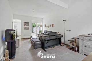 Deze gerenoveerde woning met vier slaapkamers en een gezellige tuin is gelegen nabij het centrum van Roesbrugge.Scholen, sportfaciliteiten, winkels...