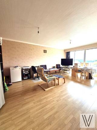 Centraal rustig gelegen appartement aan de kerk op de vierde verdieping met lift, bestaande uit de lichtrijke woon/leefruimte met aansluitend...