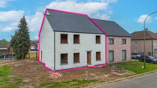 <p>Exclusieve nieuwbouwwoning met 5 tot 6 slaapkamers op toplocatie nabij Heusden centrum!</p>
<p>Ontdek deze prachtige, hedendaagse nieuwbouwwoning met een subtiele knipoog naar de pastorijstijl, momenteel in afwerkingsfase en volledig instapklaar tegen september 2026. Deze ruime woning biedt een uitzonderlijke bewoonbare oppervlakte van maar liefst 300 m² en combineert comfort, duurzaamheid en stijl.</p>
<p>Bij het betreden van de woning ervaart u meteen de royale indeling en het overvloedige lichtinval. Op het gelijkvloers bevindt zich naast de leefruimte een polyvalente bureauruimte die perfect kan dienen als extra slaapkamer of hobbykamer. De woning beschikt in totaal over 5 volwaardige slaapkamers, met mogelijkheid tot een zesde kamer.</p>
<p>Een absolute troef is de inspraak die u als koper nog heeft: de keukeninrichting en vloertegels kunnen volledig naar eigen smaak gekozen worden binnen het voorziene budget. Zo creëert u een woning die volledig aansluit bij uw persoonlijke woonwensen.</p>
<p>De woning is praktisch ingericht met 3 badkamers en op elk verdiep een aparte doucheruimte en toilet, wat zorgt voor optimaal comfort voor het hele gezin.</p>
<p>De woning wordt afgewerkt met oog voor kwaliteit en duurzaamheid!<br /><br />Pluspunten;<br />- Aluminium ramen van Reynaers;<br />- Stijlvolle voordeur in Afromosia hout;<br />- Vloerverwarming in de volledige woning;<br />- Verwarming op gas;<br />- Voorzieningen voor 2 airco's;<br />- Regenwaterput van 10.000 liter!<br />- Energiezuinig!<br />- Aankoop onder registratie van 2% mogelijk!<br />- Toplocatie; wandelafstand van centrum Heusden!</p>
<p>Bovendien wordt deze woning verkocht onder het registratiestelsel (2% bij enige en eigen woning) en niet onder het btw-stelsel, wat een aanzienlijk financieel voordeel biedt.</p>
<p>Gelegen op een uitstekende locatie, op wandelafstand van het centrum van Heusden en in de nabijheid van belangrijke invalswegen, winkels en voorzieningen.</p>
<p><span>Voor een bezichtiging of meer informatie; Bel ons op 078/78.78.70 of kom gewoon langs op ons kantoor, u bent steeds welkom!</span></p>