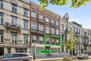 Dit stijlvolle appartement met een bewoonbare oppervlakte van 78 m² (volgens EPC) bevindt zich op de eerste verdieping van een mede-eigendom met negen appartementen, verdeeld over vier verdiepingen. De lichtrijke leefruimte vloeit naadloos over op de uitgeruste keuken, gelegen aan de achterkant van het appartement met uitzicht op de prachtige gemeenschappelijke tuin. Vooraan bevindt zich de ruime slaapkamer met en suite de badkamer uitgerust met een inloopdouche en toilet.<br /><br />De ligging is ideaal, met metrostation Ribeaucourt, bussen, trams en de kleine ring op wandelafstand, evenals winkels, supermarkten, scholen en het historische centrum van Brussel.<br /><br />Divers: Het appartement beschikt over een EPC C (147 kWh/m²/jaar), stedenbouwkundige inlichtingen, kadastrale gegevens en elektriciteitsattest in aanvraag, individuele verwarming op aardgas, +-€90 gemeenschappelijke kosten( syndicus, onderhoud, elektriciteit, reservefonds) PVC raamprofielen met dubbele beglazing, authentieke parket- en tegelvloeren, een aparte wasruimte en een kelder<br /><br />Interesse in een bezichtiging? Neem snel contact op met Davy Vermander via 0495 44 77 53.<br /><br />
