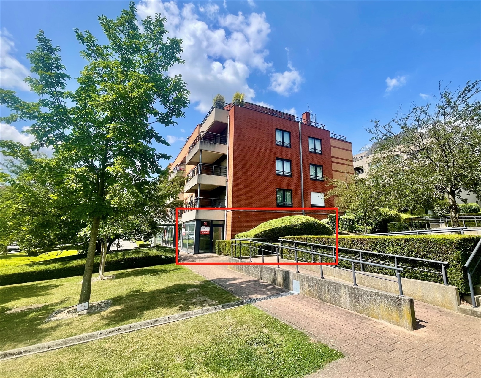 Ruim gelijkvloers handelspand met berging, vrij bij akte! - foto 1