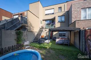 Instelprijs vanaf 395.000 Euro, elk bod wordt ernstig overwogen van dit instelprijs.<br />Deze ruime bel-etagewoning biedt een bijzonder complete indeling met 3 slaapkamers, inpandige garage, polyvalente ruimte, terras én tuin.<br />Op het gelijkvloers betreedt u de woning via de inkomhal. Hier bevinden zich de inpandige garage, een praktische berging, een apart toilet en een polyvalente ruimte met verschillende gebruiksmogelijkheden. Aansluitend bereikt u de tuin, met achteraan een ruime overkapping en bijkomende bergplaats.<br />De eerste verdieping vormt het leefgedeelte van de woning en omvat een nachthal, apart toilet en een ruime leefruimte met aansluitend een open en geïnstalleerde keuken. Vanuit deze verdieping heeft u eveneens toegang tot het terras.<br />Op de tweede verdieping bevinden zich drie slaapkamers en de badkamer. De badkamer beschikt over een dubbel lavabomeubel en een uitgebreide douche-/badcombinatie. De slaapkamers genieten van een aangename lichtinval en bieden voldoende ruimte voor een gezin, bureau of hobbykamer.<br />Een interessante gezinswoning voor wie op zoek is naar ruimte, een praktische indeling, garage en buitenruimte en deze is momenteel verhuurd aan 1.500 Euro.<br /><br />Troeven:<br />• 3 slaapkamers<br />• Inpandige garage<br />• Polyvalente ruimte<br />• Open geïnstalleerde keuken<br />• Terras én tuin<br />• Overkapping met bergplaats<br />• 2 aparte toiletten<br />• Veel bergruimte<br /><br />De beschikbare documenten kan u terugvinden via de downloads op onze website.<br />Voor meer informatie kan u terecht op www.hansvastgoed.com of contact opnemen via info@hansvastgoed.com of +32 3 366 05 30.