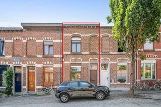 Deze leuke deels te renoveren woning is gelegen in de Bankstraat, op een Zuid-gericht perceel en ligt op wandelafstand van het Mariapark.  Goede verbinding via de binnenringbus naar het Station van Leuven, Gasthuisberg, Imec, enz ...  Het gelijkvloers omvat een open leefruimte met achterliggende keuken en eetplaats met een kleine berging.  Het terras en de tuin zijn Zuid-gericht.  Op het 1ste verdiep is er een grote slaapkamer aan de voorzijde en een badkamer aan de achterzijde met zicht op de tuin.  De 2de slaapkamer bevindt zich op de zolderverdieping.  Er is tevens een ondergrondse kelder bereikbaar via een vaste trap.<br />EPC-label C, score 284 - asbestveilig.<br />Indien u deze woning graag bezoekt dan kan u mij steeds bereiken via vincent@immojanstas.be of 0477284876.<br />Bijkomende info (EPC, bodemattest, elektriciteitsattest, enz...) kan U hier downloaden ↓