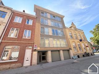 Dit appartement is gelegen in een zijstraat van de Leet en op 200m van de Grote Markt en vormt een ideale belegging! Het appartement is verhuurd aan 725 euro per maand inclusief syndic.<br /><br />De lift werd reeds vernieuwd. Het dak werd geïsoleerd en de dakbedekking werd vernieuwd in 2019. De achtergevel werd geïsoleerd in 2015. <br />De elektriciteit is conform en blanco gekeurd, zonder gekende inbreuken. <br /><br />ONTDEK DE VASTGOEDVIDEO; https://youtube.com/embed/Je7iHVffAyg<br /><br />Indeling: <br /><br />inkomhal (6,30m²) - ruime living (29m²) - 2 slaapkamers (15,25m² - 11.50m²) - badkamer met lavabo en ligbad (2,85m²) - nieuwe ingerichte keuken voorzien van vaatwas, kookplaat, frigo en heteluchtoven (11,90m²) - terras (6,65m²) - autostandplaats in de gemeenschappelijke garage<br /><br />Extra: nieuwe condensatieketel op aardgas (2018) - dubbele beglazing aanwezig - EPC B label (180 kwh/m²) - asbestveilig
