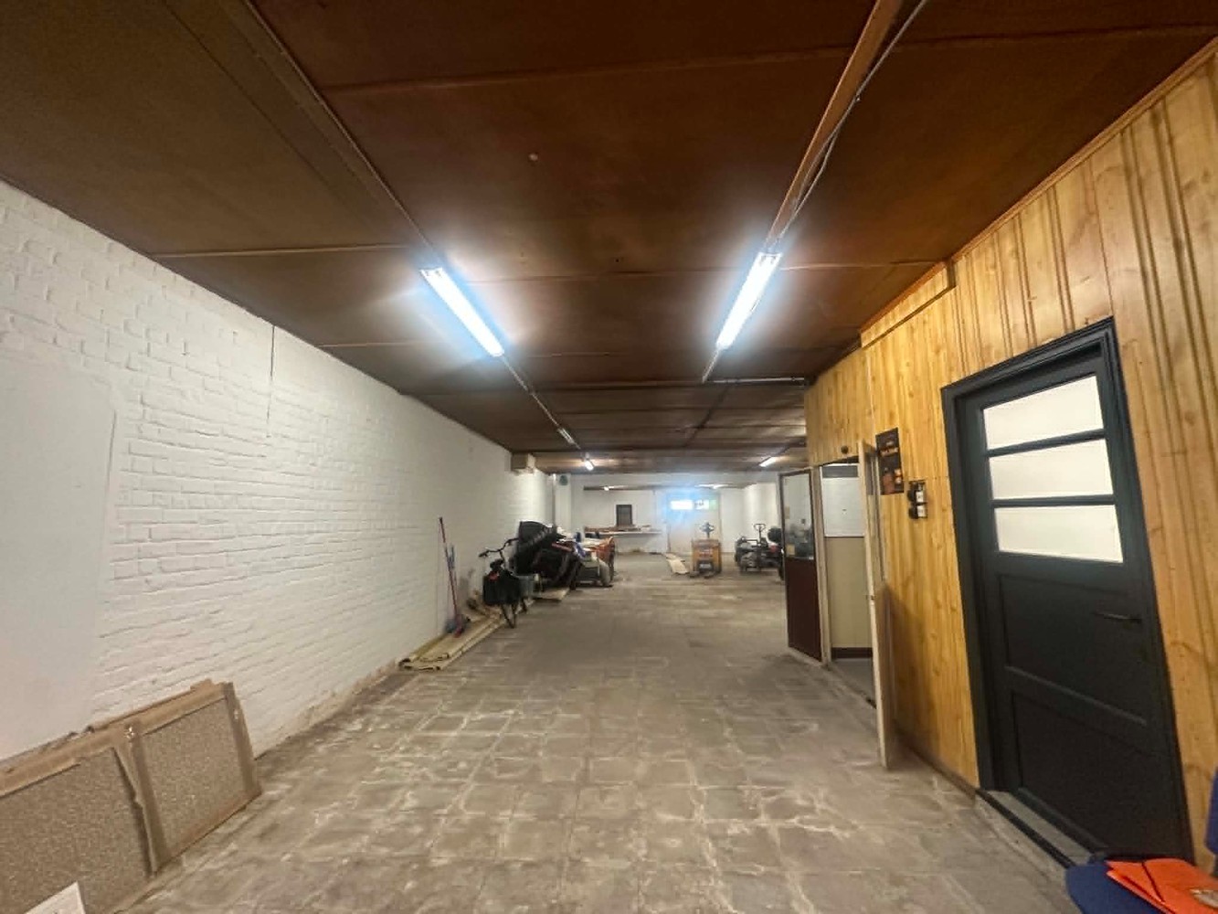 RUIM MAGAZIJN MET OPTIONEEL KANTOOR MAKKELIJK BEREIKBAAR NABIJ STATION DENDERLEEUW -EN E40 - foto 3