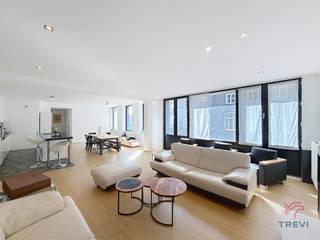<p><strong>ELSENE, vlakbij de Louizalaan, het openbaar vervoer en winkels, ongemeubileerd appartement met 2 slaapkamers en een bewoonbare oppervlakte van ±136 m², gelegen op de 1e verdieping. Bestaande uit: inkomhal, woonkamer van ±68 m², volledig uitgeruste open keuken, 2 slaapkamers (±11 m² en ±17 m²), doucheruimte, badkamer, wasruimte en kelder. Kosten: Voorziening van 150 €/maand (gemeenschappelijke kosten). Beschikbaar vanaf 01/09/2026 - EPC C-. Afmetingen ter indicatie.</strong></p>
<p>Op de 1e verdieping - 1.1</p>
<ul>
<li>Entreehal met apart toilet</li>
<li>Woonkamer van ±68 m² (11 m x 6,2 m)</li>
<li>Volledig uitgeruste open keuken (koelkast/vriezer, oven, kookplaten, afzuigkap, vaatwasser)</li>
<li>Slaapkamer van ±11 m² (4 m x 4,7 m) met aangrenzende doucheruimte (inloopdouche)</li>
<li>Slaapgedeelte met berging</li>
<li>Slaapkamer van ±17 m² (4,8 m x 3,6 m) met aangrenzende badkamer (bad/douche, wastafel, toilet) en aangrenzende wasruimte</li>
</ul>
<p>Kelder n°9 van ±6 m²</p>
<p>Diversen: glasvezel, dubbele beglazing, videofoon, gepantserde deur, eigen gasverwarmingsketel</p>