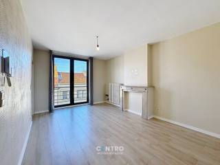 LICHTRIJK INSTAPKLAAR appartement op INTERESSANTE ligging te Blankenberge!<br /><br /><strong>INDELING:<br /><u><em>Derde verdieping:</em></u></strong><br />Inkomhal - RUIME lichtrijke living - RECENTE keuken (O.a. met keramisch fornuis, dampkap, oven, spoelbak, frigo, vaatwasmachine en voorzieningen voor wasmachine) - afzonderlijk toilet - RECENTE badkamer (O.a. met lavabomeubel, hangtoilet en douche) - 2 volwaardige slaapkamers - 3de slaapkamer/dressing/bureel.<br /><br /><u><strong>Opmerkingen:</strong></u><br />- Elektriciteit volledig GOEDgekeurd!<br />- Asbestveilig appartement.<br />- Overal DUBBELE beglazing.<br />- Parlofonie aanwezig.<br />- Gemeenschappelijek fietsenberging aanwezig.<br />- Waterverzachter aanwezig in het gebouw.<br />- Afzonderlijke aardgas-, water-, en elektriciteitsmeters! <br /><br />Aarzel zeker niet om ons te contacteren voor een bezoek ter plaatse aan dit prijs/kwaliteit INTERESSANTE appartement: 050/70.01.02 - info@centro.be.