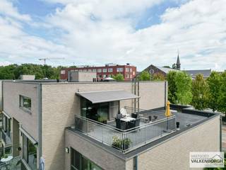 <span>CONTACT </span><br /><span>Jeroen Vandormael: jeroen@vastgoedvalkenborgh.be | 0498/05.76.72 <br /><br />In de residentie ‘Amideus’ bieden we u een unieke investeringskans aan: een instapklare penthouse-assistentiewoning met een ruim zonneterras, én een private parkeerplaats. Het appartement is verhuurd aan een zorgvuldige en stipte huurder die het appartement met de grootste zorg onderhoudt. <br /><br />Deze assistentiewoning is gelegen in de geliefde wijk Berkenbos, op wandelafstand van het Sint-Franciscuscollege, ontmoetingscentrum ‘Ons Huis’, het bekende winkelcentrum aan de Koolmijnlaan, het Sint-Franciscusziekenhuis en het openbaar vervoer. Een locatie waar rust, bereikbaarheid en levendigheid elkaar perfect aanvullen. <br /><br />Amideus is een stijlvolle residentie met 43 erkende assistentiewoningen, opgebouwd rond een charmante binnentuin, en biedt een waaier aan faciliteiten en dienstverlening. Van woonassistent tot noodoproepsysteem, van gemeenschappelijke ontmoetingsruimtes tot cafetaria — alles is aanwezig voor een comfortabel en veilig verblijf op maat van de bewoner. <br /><br />De gemeente Heusden-Zolder combineert een rijk mijnverleden met bruisende multiculturele dynamiek en uitgestrekte natuur. Dankzij de centrale ligging in West-Limburg en de nabijheid van de E314, E313 en het klaverblad in Lummen, is de bereikbaarheid optimaal. <br /><br />Een zorgeloze investering met stabiele huuropbrengst, in een moderne en goed georganiseerde residentie, op een plek waar generaties samenkomen. <br /><br />De informatiebrochure van residentie Amideus kan eenvoudig gedownload worden via onze website, bij het pand onder de rubriek ‘Downloads’. </span><br /><br />INDELING <br />Tweede verdieping (bereikbaar met trap of lift): <br />Inkomhal, lichtrijke woonkamer met open keuken en directe toegang tot het zonneterras (fraai uitzicht op groen, geen inkijk), comfortabele badkamer met lavabo, douche en toilet, ruime slaapkamer voorzien van ingebouwde maatkasten, praktische berging/wasplaats met extra opbergmogelijkheden. <br />Het grondplan van dit appartement is eenvoudig te downloaden via onze website, bij het pand onder de rubriek ‘Downloads’. <br />Verdieping -1: <br />Private, ondergrondse autostandplaats (verplicht mee aan te kopen). <br /><br />TROEVEN <br />- kwalitatieve en duurzame afwerking <br />- instapklaar en met uiterste zorg onderhouden <br />- lichtrijke, open ruimtes met aangename leefcomfort <br />- ruim en zonnig privéterras met uitzicht op groen <br />- prachtig aangelegde binnentuin als rustpunt en ontmoetingsplaats <br />- vaste, betrouwbare huurder die het appartement met zorg bewoont <br />- privatieve parkeerplaats inbegrepen <br />- tal van ingebouwde maatkasten, slim ingedeeld en op maat gemaakt <br />- uitstekende privacy en rust gegarandeerd <br />- levendige, maar rustige en respectvolle bewonersgemeenschap <br />- permanente assistentie en woonondersteuning op maat <br />- gezellige cafetaria en polyvalente ruimte met activiteitenaanbod <br />- goed onderhouden gemeenschappelijke delen met conciërgedienst <br />- ruime parkeermogelijkheden voor bezoekers aan het gebouw <br />- winkels, openbaar vervoer, ziekenhuis en diensten op wandelafstand <br />- gunstige EPC-score en energiezuinig karakter <br />- veilige en zorgvriendelijke woonomgeving <br />- centraal gelegen met vlotte bereikbaarheid <br /><br />BEKNOPT <br />Bewoonbare opp: 83 m² <br />EPC: 161kWh / (m² per jaar) – B Label <br />CV: aardgas <br />Jaar einde opbouw: 2012 <br />Maandelijkse huurprijs: 765 euro/maand (netto huur: kosten en verzekering voor huurder, geen KI te betalen wegens ouderenzorg) <br />Vraagprijs: 240.000 euro voor het appartement + 25.000 euro voor de ondergrondse autostandplaats (verplicht bij aan te kopen) <br /><br />Meer info: www.vastgoedvalkenborgh.be of via 0498/05.76.72