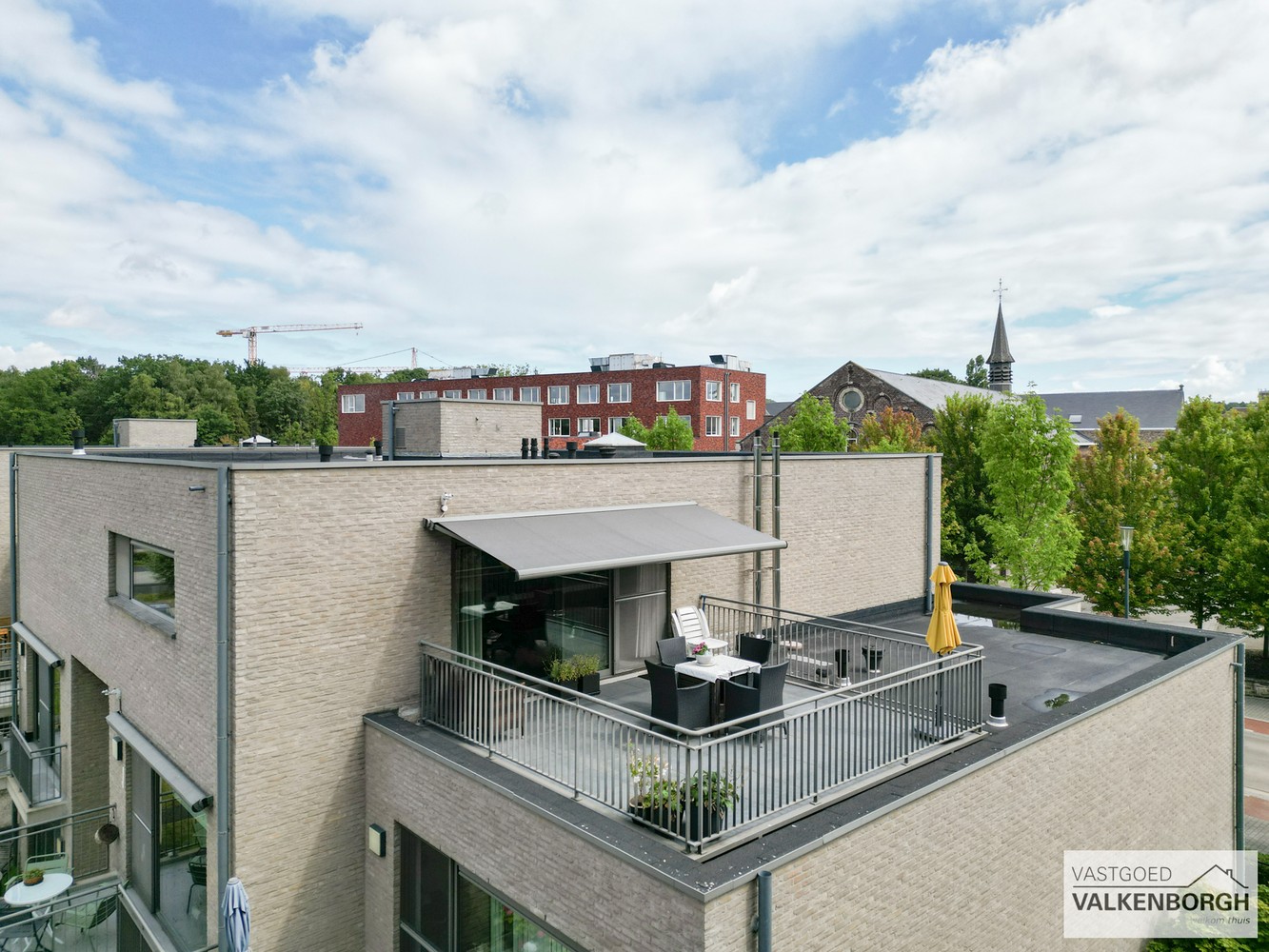 Zorgeloze investering: instapklare penthouse-serviceflat met terras en parking in Heusden-Zolder. - foto 2