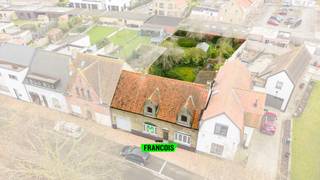 Te renoveren woning met zeer ruime tuin en garage langs de vaart van Nieuwpoort en dit op maar liefst 648m2 grondoppervlakte. Contacteer ons snel...