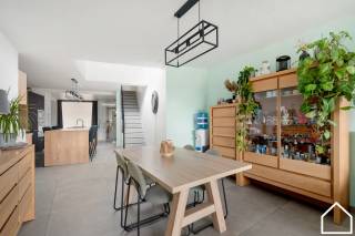 Deze energiezuinige woning uit 2021 biedt de ideale kans als investering, eerste woonst zonder zorgen of een gezellige gezinswoning met zijn EPC A, 4 slaapkamers, tuin en garage op een ideale uitvalsbasis richting Ieper, Poperinge, Heuvelland,...<br /><br />ONTDEK DEZE WONING VIA DE VIDEO: https://youtube.com/shorts/wPeVEykwALc<br /><br />INDELING<br /><br />*GLV: oprit (5m x 2m) - inkomhal (3,98m²) met apart toilet en handwasbakje - (was)berging (6,07m²) - open keuken met een eiland (26,47m²) bestaande uit een heteluchtoven, microgolfoven, frigo, vaatwasser, inductiekookplaat en spoelbak - leefruimte (26,51m²) - terras (18,4m²) - tuin (80m²) - garage met sectionale poort (25,38m²)<br /><br />*1STE VERDIEPING:<br />Nachthal (8,32m²) met apart toilet - 2 slaapkamers/en of 1 bureauruimte en 1 slaapkamer (15,12m² - 8,4m²) - badkamer met inloopdouche, wastafel met dubbele wastafel (8,10m²)<br /><br />*2DE VERDIEPING:<br />Nachthal (4,82m²) - 2 SLPKS (11,52m² - 10,10m²) - aparte berging (5,43m²)<br /><br />*ZOLDER (12,85m²)<br /><br />*EXTRA: conforme elektrische keuring - 2021 gebouwd - 10.000L - zonneboiler - ventilatiesysteem - keukenapparatuur van SMEG<br />