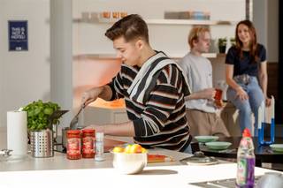 <p><span> </span><span>CHAMBRE D'ÉTUDIANT ADAPTÉE À VOTRE VIE D'ÉTUDIANT</span></p><p><span> </span></p><p><span>La résidence Amand 47 se trouve sur la très animée Sint-Amandsplein à Courtrai. Dans les environs immédiats, vous trouverez toutes les facilités nécessaires en matière de culture, de restauration et d'autres activités sociales. Nous sommes également proches de plusieurs campus universitaires. Bref, tous les éléments nécessaires à une vie étudiante confortable sont à portée de main. </span></p><p><span> </span></p><p><span>Lors de la réalisation du projet, le promoteur a tenu compte d'aspects tels que la durabilité, l'efficacité énergétique, l'utilisation optimale de l'espace, la mobilité, …  . &amp; durable et à l'épreuve du temps grâce aux techniques les plus récentes. </span></p><p><span> </span></p><p><span>Pourquoi choisir une chambre d'étudiant à Amand 47 ? Chaque chambre est peinte, équipée de l'éclairage nécessaire et d'une salle de bain privée (équipée d'une douche, d'un meuble lavabo avec évier et d'un WC suspendu). A cela s'ajoute la présence d'un bureau, d'un lit, d'une armoire et de tringles à rideaux. </span></p><p><span> </span></p><p><span>En plus de votre espace privé (chambre d'étudiant), il y a plusieurs espaces communs tels qu'une cuisine vivante entièrement équipée (casier privé par résident), une cour-jardin commune, un abri à vélos, … </span></p><p><span> </span></p><p><span>Les avantages en un coup d'œil : </span></p><ul><li><span>Présence d'un ascenseur</span></li><li><span>Salle de bain privée</span></li><li><span>Entièrement meublé (lit, bureau, armoire &amp; étagère)</span></li><li><span>Grande cuisine commune et espace de détente</span></li><li><span>Wifi rapide &amp; garage à vélos sécurisé</span></li><li><span>Bâtiment BEN à haute efficacité énergétique</span></li><li><span>Offre diversifiée, chambres à partir de 415,00 euros/mois + 80,00 euros de frais généraux/mois</span></li></ul><p><span>Vous cherchez une chambre d'étudiant confortable dans un bâtiment durable ? Le tout à un emplacement de choix ? Vous êtes au bon endroit ! Vous souhaitez découvrir votre nouvelle chambre d'étudiant ? </span></p><p><span>Demandez une visite via le lien suivant </span><span><span>: https://yourent.pillar.estate/request-visit?access_token=2431b966-3b72-4b55-9cc2-1d06e008c1e5</span></span><span> </span></p><p><span> </span></p><p><span>Vous ne souhaitez pas encore une visite mais des informations supplémentaires ? Contactez Pillar à l'adresse  <span>info@pillar.estate</span></span><span> ou par téléphone au 033 695 695 </span>. </p><p><span> </span></p><p><span>*Les surfaces sont données à titre indicatif. Pillar ne peut être tenu responsable de l'exactitude des informations fournies. </span></p><p><span> </span></p>