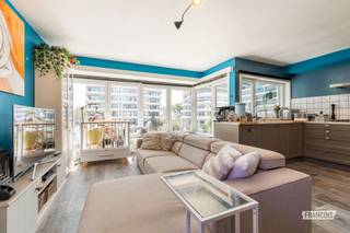 Dit volledig gerenoveerd appartement bevindt zich op een toplocatie te Oostende. Om de hoek bevindt zich de zeedijk en u bereikt het centrum in een handomdraai. Evenzeer bevinden zich op fiets/wandel afstand o.a. een bakker, slagerij, groentewinkel en supermarkt.<br /><br />Het pand werd recent volledig gerenoveerd en is volledig instapklaar. Het betreft daarenboven een kleinschalige residentie wat de maandelijkse kosten aanzienlijk drukt. <br /><br />Bij het betreden van het appartement heeft u een ruime inkomhal die de kamers met elkaar verbindt. Hier is er tevens tal van kastruimte beschikbaar alsook een apart toilet.<br /><br />De leefkamer heeft een open en lichtrijk aanvoelen. Er is hier zowel een eet-als leefhoek alsook een moderne keuken. Deze open keuken is voorzien van moderne apparatuur (met o.a. een inbouw oven, vriezer, koelkast, afwasmachine en gasfornuis voor de keukenliefhebber).<br /><br />Aan de voorzijde is er ook een groot binnenterras waar het gezellig vertoeven is. <br /><br />Achter in het appartement zijn er twee volwaardige slaapkamers aanwezig. Hier is er tevens een breed terras. De badkamer is uitgerust met een grote inloopdouche en lavabo.<br /><br />In het appartement is er een ruime berging met voldoende plaats voor wasmachine, droogkast en eventuele waterontharder. <br /><br />Er is een bijhorende kelder in het gebouw beschikbaar. <br /><br />Ideaal appartement voor alleenstaande, koppel of gezin met één kind, als 2de verblijf of als investeringsvastgoed voor verhuur.<br /><br />Aarzel niet en neem contact op voor meer info of een afspraak! <br /><br />