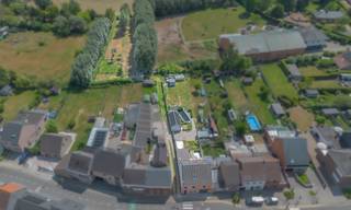 Deze volledig gerenoveerde woning combineert hedendaags wooncomfort met een uitstekende ligging. Dankzij de grondige renovatie en het gunstige EPC geniet u van een energiezuinige en instapklare thuis waar u meteen kunt intrekken.<br />De woning omvat een inkomhal, een bureau (ideaal voor thuiswerk), een ruime en lichtrijke leefruimte, een ingerichte keuken, een garage en een praktische kelder. Op de eerste verdieping bevinden zich drie ruime slaapkamers, dressing en een stijlvolle badkamer.<br />Een absolute meerwaarde is de grote, volledig geïsoleerde en afgewerkte zolder, die u volledig naar eigen wens kunt inrichten als extra slaapkamers, hobbyruimte, speelkamer of thuiskantoor.<br />Buiten geniet u van een ruim perceel met een praktisch bijgebouw dat voorzien is van alle nutsvoorzieningen en tal van mogelijkheden biedt, zoals een atelier, hobbyruimte of extra opslag.<br />Als extra troef bestaat de mogelijkheid om een aangrenzend weideperceel van 1.718 m² bij aan te kopen. Dit perceel is bovendien ook bereikbaar via de zijweg, wat zorgt voor een vlotte toegankelijkheid en extra gebruiksmogelijkheden. Kortom, een verrassend ruime, energiezuinige woning op een toplocatie in Buggenhout. Een unieke kans voor wie op zoek is naar comfortabel wonen met ruimte, zowel binnen als buiten. Voor info: dirk@berno.be