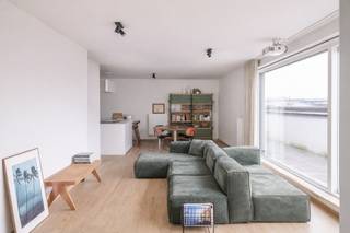 <strong>Ruim 3-slaapkamerappartement met zuidwestgericht terras in de nieuwe Voorhaven.</strong><br /><br />Dit stijlvol appartement (bew. opp 111 m²) met buitenruimte van 20 m² bevindt zich aan de Gentse voorhaven, een uitzonderlijke ligging te midden van de parken en de authentieke gebouwen. Een buurt in beweging die de laatste jaren een enorme progressie maakte en is uitgegroeid tot één van de meest veelbelovende stadsdelen.<br /><br />Dit appartement combineert <strong>drie slaapkamers</strong>, een <strong>royaal terras</strong> en <strong>recent nieuwbouwcomfort</strong> tot een coherent geheel, waar <strong>stedelijke dynamiek en woonrust</strong> samenkomen.<br /><br />De lift brengt u naar de <strong>derde verdieping</strong>, waar een verzorgde inkomhal met <strong>gastentoilet</strong> toegang geeft tot het appartement. Het leefvolume is open en logisch opgebouwd: <strong>woonkamer</strong>, <strong>eetruimte</strong> en <strong>open keuken</strong> vloeien naadloos in elkaar over en creëren een aangename flow.<br /><br />Het parallelle <strong>terras van ca. 20 m²</strong> versterkt de binnen-buitenbeleving en brengt overvloedig daglicht in de leefruimte. Het <strong>open karakter en het royale volume</strong> zorgen voor een zeldzame ruimtelijkheid binnen een stedelijke context.<br /><br />Aan de achterzijde leidt de nachthal naar <strong>drie slaapkamers</strong>, vandaag ingericht als <strong>hoofdslaapkamer</strong> en <strong>logeerkamer en bureau</strong>.<br />De centrale <strong>badkamer</strong> is uitgerust met een <strong>dubbele wastafel en douche</strong>. Daarnaast is er een aparte <strong>technische berging </strong>en<strong> privatieve kelderberging</strong>.<br /><br />De residentie beschikt over een overdekte <strong>fietsenberging</strong> en een <strong>gemeenschappelijke tuin</strong>: een rustige buitenruimte voor ontspanning binnen het bouwblok.<br /><br />Een <strong>ondergrondse staanplaats met laadpaal</strong> kan aangekocht worden voor € 30.000.<br /><br /><strong>Wonen op een strategische locatie, met een directe verbinding naar het Gentse stadscentrum en een doordachte investering in een buurt met toekomstwaarde.</strong><br /> 