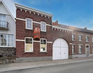 Achter de charmante gevel van deze woning, schuilt een mooi renovatieproject.De woning heeft heel veel potentieel, gezien de brede gevel en de diepte...