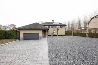 De prijs bedraagt een STARTPRIJS.Deze energiezuinige VILLA (met mogelijkheid tot praktijkruimte | BJ 2001-2002) is gelegen in het pittoreske Aarsele...