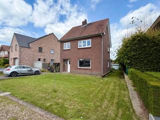 <p><span>Bent u op zoek naar een woning die u volledig naar eigen smaak kunt afwerken? Of bent u een investeerder die potentieel ziet in een renovatieproject met tal van mogelijkheden? Dan is deze woning in de Stationsstraat te Dilsen-Stokkem beslist een bezoek waard.</span></p><p><span> </span></p><p><span>De huidige eigenaar is reeds gestart met een grondige renovatie. Zo werden verschillende ruimtes volledig gestript en werden reeds belangrijke voorbereidende werken uitgevoerd, waaronder vernieuwingen aan leidingen, technieken en de realisatie van een hedendaagse badkamer. Helaas werd het renovatieproject niet verder afgewerkt, waardoor de nieuwe eigenaar de kans krijgt om deze woning volledig naar eigen wensen en budget af te werken.</span></p><p><span> </span></p><p><span>Bij het betreden van de woning merkt u meteen de ruime volumes en de vele mogelijkheden die deze woning te bieden heeft. De leefruimte werd reeds grotendeels opengetrokken en vormt samen met de toekomstige keuken een aangename, lichtrijke woonruimte met karaktervolle elementen die perfect gecombineerd kunnen worden met een moderne afwerking.</span></p><p><span> </span></p><p><span>Op de verdieping bevindt zich reeds een ruime, vernieuwde badkamer met inloopdouche, ligbad, toilet en dubbel lavabomeubel. Daarnaast biedt de woning momenteel meerdere slaapkamers en beschikt ze over een vaste trap naar de zolderverdieping, waar eenvoudig een derde slaapkamer of extra hobbyruimte gecreëerd kan worden.</span></p><p><span> </span></p><p><span>De woning beschikt over een ruime tuin op een perceel van maar liefst 9a85ca. Dankzij de royale buitenruimte is er voldoende plaats voor meerdere wagens, een grote tuin of verdere inrichting naar eigen wens.</span></p><p><span> </span></p><p><span>Troeven van deze woning:</span></p><ul><li><span>Perceel van 9a85ca</span></li><li><span>Renovatieproject met enorm potentieel</span></li><li><span>Reeds gestart met strip- en renovatiewerken</span></li><li><span>Vernieuwde badkamer met kwalitatieve afwerking</span></li><li><span>PVC ramen met dubbele beglazing</span></li><li><span>Vaste trap naar de zolder</span></li><li><span>Mogelijkheid tot 3 slaapkamers</span></li><li><span>Kelder aanwezig</span></li><li><span>Ideaal voor handige klussers, investeerders of wederverkoop na renovatie</span></li></ul><p><span>Dit is geen instapklare woning, maar wel een uitgelezen kans voor wie zijn eigen thuis wil creëren of op zoek is naar een project met meerwaarde op termijn.</span></p><p><span> </span></p><p><span>Laat deze kans niet voorbijgaan en ontdek zelf het potentieel van deze woning tijdens een bezoek.</span></p><p><span> </span></p><p><span>Robin Raeven | Jemar <br />0484 35 73 08<br /><span>robin@jemar.be</span></span></p><p><span> </span></p><p><span>Uw vastgoedmakelaar voor Dilsen-Stokkem en omstreken.</span></p><p><span> </span></p>
