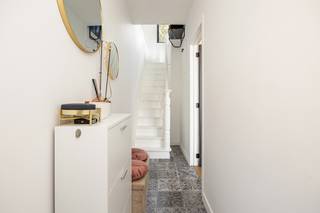 (Grondplan/ Indeling + EPC kan u downloaden op de Wellimmo-site!)<br /><br />ALGEMEEN: Gelegen in het absolute centrum van het bruisende Beveren-Waas, treffen we deze kwalitatief volledig gerenoveerde (2018) gezinswoning. De woning beschikt over 3 slaapkamers, een stadstuin en een gunstig EPC.<br /><br />INDELING: We betreden de woning via de inkomhal op originele tegel. Via de glazen deur komen we in de woonkamer die uitgeeft op de open keuken. De lichtrijke keuken is volledig geïnstalleerd met kwalitatieve toestellen en beschikt over een 5-pitgasvuur. De trendy stadstuin is O-georiënteerd en is voorzien met bergingkasten.<br />Verder beschikt het gelijkvloers over een berging en een apart toilet. <br /><br />De authentieke houten trap (met ingemaakte kasten) brengt ons naar de eerste verdieping met 2 slaapkamers, een aparte wasruimte en royale badkamer. Deze is uitgerust met een ligbad, dubbele wastafel, inloopdouche en toilet.<br /><br />De tweede verdieping bestaat uit een masterbedroom met inloopdressing én airco!<br /><br />Tevens is er de mogelijk om een garage (vlakbij) te huren.<br /><br />Troeven:<br /><br />- Ideale combinatie van authenticiteit met moderne materialen<br />- Volledig gerenoveerd<br />- Energiezuinig (EPC 145)<br />- Airco<br />- Centrale ligging<br /><br />Interesse?<br />Contacteer ons via info@wellimmo.net of bel naar 03 225 00 68