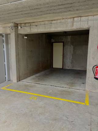 Parking met berging te koop in residentie Elisa, goed gelegen op niveau -2, vlakbij de autolift en personenlift.Afmetingen: diepte: 510 centimeter;...