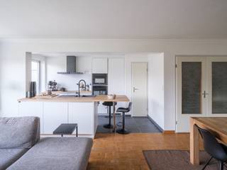 <strong>Dit instapklare 2-slaapkamer appartement (ca. 100 m² bvo) met twee terrassen bevindt zich op de vijfde verdieping (met lift) van een verzorgde residentie, op fietsafstand van het Gentse stadscentrum (via het water) en met een vlotte verbinding naar de belangrijkste invalswegen.</strong><br /><br />Via de ruime inkomhal met vestiaire bereikt u de lichtrijke leef- en eetruimte aan de voorzijde, die aansluit op de open keuken met kookeiland en een klein terrasje. Centraal in het appartement bevinden zich een gastentoilet en een stijlvolle badkamer met inloopdouche. Achteraan liggen de twee slaapkamers, die beide rechtstreeks toegang bieden tot het aangename zonneterras.<br /><br />Een belangrijke troef is de recente vernieuwing van de keuken, badkamer en het gastentoilet, waardoor u zonder zorgen kunt intrekken. Dankzij het EPC A-label geniet u bovendien van een energiezuinig appartement met een zeer laag energieverbruik.<br /><br />De ondergrondse kelderberging is inbegrepen in de vraagprijs. Er wordt geen vaste parkeerplaats of garagebox verkocht. <br /><br /><strong>Ideaal voor jonge koppels, woning verlaters of ouders van studerende kinderen die op zoek zijn naar een instapklaar appartement op een bereikbare locatie. </strong><br />