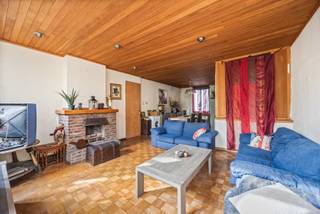 Ligging

Dit ruime appartement is gelegen aan de Van Maerlantstraat 18, bus 3, in een levendige buurt in Antwerpen. Het pand ligt op wandelafstand van Het Eilandje, de bruisende studentenbuurt, fitnessclubs en tal van hippe hotspots.

Indeling

In het appartement vind je twee ruime slaapkamers: een van 20 m² en een tweede van 10 m². De grote leef- en eetruimte strekt zich uit over meer dan 40 m², wat zorgt voor een open en aangename sfeer. De keuken is ruim en volledig geïnstalleerd, ideaal om te koken en te ontspannen. Verder beschikt het appartement over een moderne badkamer met douche en een apart toilet. Dankzij de grote ramen is er veel natuurlijk licht in het hele appartement. Bovendien is er geen renovatieverplichting, EPC label D, en is er ook geen asbest aanwezig.

Troeven
Ruim appartement
Twee grote slaapkamers
Ruime, volledig geïnstalleerde keuken
Veel natuurlijke lichtinval
EPC-label D
Asbestvrij

Extra
Is het uw eerste en enige aankoop? Dan dient u slechts 2% verkooprechten te betalen.

Is het niet uw eerste aankoop? Verkoop uw eerste eigendom binnen de 2 jaar en geniet ook van deze gunstmaatregel. Lees hier meer over.

Voor meer informatie of een gratis waardebepaling van uw vastgoed kan u een aanvraag invullen op onze website of even bellen op het nr. 03/345.88.99.