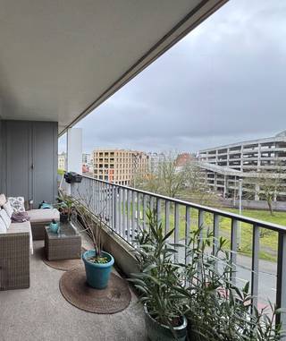 TE KOOP - GENT. Bij het binnenrijden van Gent ontvouwt zich dit uitzonderlijk ruim en badend in licht 3-slaapkamerappartement van maar liefst 130...