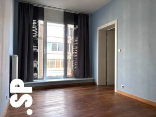 <p>Ruim triplex-appartement gelegen in het centrum van Geel.<br /><br />Het appartement heeft de volgende indeling: ruime inkomhal (tegels) met voldoende ruimte voor het plaatsen van fietsen en een aparte vuilbakkenberging op de gelijkvloerse verdieping.<br />Op de eerste verdieping bevinden zich de eerste slaapkamer met dressing/bureel (parket) en wasplaats (tegels).<br />Op de tweede<span> </span>verdieping bevinden zich de tweede en derde slaapkamer (parket), 2x apart toilet en badkamer (tegels) ingericht met douche, ligbad en dubbele lavabo. De ruime woonkamer (parket) met lichtrijke eetkamer (tegels) grenzen aan de keuken (parket) die geïnstalleerd is met vaatwasser, combi-oven, keramisch kookvuur, dampkap, koelkast en spoelbak. <br /><br />Het gezellig dakterras is te bereiken via de keuken en eetkamer.</p>
<p>- CV = aardgas<br />- EPC = 172 kWh/m²<br />- Geen gemeenschappelijke kosten!<br />- Kleine huisdieren bespreekbaar!<br /><br /></p>
<p><span>Voor bijkomende inlichtingen of een bezoek ter plaatse kan u steeds vrijblijvend contact opnemen met Immo S|P op het nummer 014/59.10.20. of via info@immosp.be.</span></p>