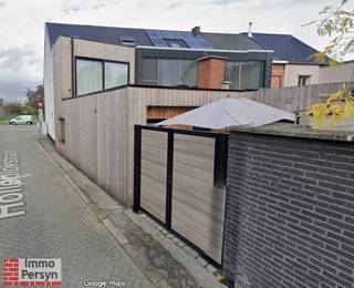 In 2021 onderging deze halfopen bebouwing een professionele totaalrenovatie met oog voor detail. Zo werd er enerzijds rekening gehouden werd met de strenge normen inzake energiezuinigheid. Anderzijds werd heeft men ook gezorgd voor een prachtig interieur én exterieur met kwalitatief hoogstaande materialen.<br /><br />Dankzij de verregaande verbouwing heeft men een bewoonbare oppervlakte gecreëerd van 134m² alsook een knusse buitenruimte op het gelijkvloers. De woning heeft een prachtige open leefruimte die verbonden is met de volledig ingerichte keuken, 3 slaapkamers en een badkamer met douche.<br /><br />Deze halfopen bebouwing is gelegen aan de stadsrand van Scherpenheuvel. Deze ligging zorgt voor een makkelijke bereikbaarheid van de omliggende gemeenten zoals bijvoorbeeld Diest alsook een snelle verbinding met de E314.<br /><br /><strong><u>INDELING:</u></strong><br /><strong>Gelijkvloers:</strong>Ruime inkom, open leefruimte, volledig ingerichte keuken, gang, badkamer met douche en toilet, bergruimte, knusse buitenruimte<br /><strong>1<sup>ste</sup> verdieping:</strong>Nachthal, apart toilet, 2 slaapkamers waarvan er 1 toegang geeft tot een buitenruimte via een groot schuifraam<br /><strong>2<sup>de</sup> verdieping: </strong>3<sup>de</sup> slaapkamer<br /><br />Ervaar zelf de vele voordelen van deze woning tijdens een persoonlijke rondleiding.<br />Maak vandaag nog je afspraak.<br />Mail naar info@immopersyn.be of bel 013 444 008.<br />