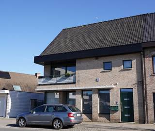 Dit “handelshuis” 1995 was in oorsprong een dokterswoning met 110 m² praktijk en riante 180 m² duplex erboven. Op heden is het ingedeeld in...