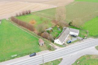 Te koop: karaktervolle hoeve in Mont-de-l’EnclusIn Mont-de-l’Enclus, op de grens met Ronse en op slechts 15 minuten van de E42, ligt deze landelijk...