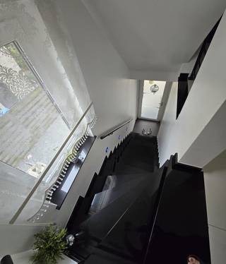 [[ DIT PAND NEEMT DEEL AAN DE ERA OPEN HUIZEN DAG OP 13/6 VAN 14:30 TOT 15:30 ]]
<p><strong>Leopoldsburg: ruime halfopen woning met 5 slaapkamers en groot terras nabij centrum</strong></p>

<p>Deze woning is gunstig gelegen nabij het centrum van Leopoldsburg, met openbaar vervoer in de directe omgeving. Winkels, restaurants en cafés bevinden zich op wandel- en fietsafstand, wat zorgt voor een uiterst praktische ligging. Ideaal voor gezinnen of wie op zoek is naar een ruime woning met alle voorzieningen binnen handbereik.</p>

<p>De halfopen bebouwing biedt verrassend veel ruimte en werd modern ingericht, waardoor u geniet van hedendaags wooncomfort. Met maar liefst vijf slaapkamers is dit de perfecte gezinswoning. Het grote terras over de volledige breedte van het gebouw vormt een extra troef en biedt tal van mogelijkheden om buiten te ontspannen.</p>

<p><strong>Indeling:</strong></p>

<p>Gelijkvloers: inkomhal</p>

<p>Eerste verdieping: hal, ruime woonkamer, tv-kamer, eetkamer, grote keuken en apart toilet</p>

<p>Tweede verdieping: nachthal, vijf slaapkamers en badkamer</p>

<p>Buiten: groot terras over de volledige breedte van de woning</p>

<p><strong>Troeven:</strong></p>

<ul><li>Zeer ruime woning met vijf slaapkamers</li><li>Moderne en instapklare afwerking</li><li>Groot terras met veel buitenruimte</li><li>Centrale ligging nabij winkels en openbaar vervoer</li></ul>

<p>Bent u op zoek naar een ruime en comfortabele woning in het hart van Leopoldsburg? Ontdek zelf de mogelijkheden en plan vandaag nog uw bezoek!</p>

<p><strong>JOUW DROOMWONING. ZO GEVONDEN!</strong></p>