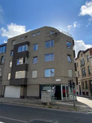 Super gelegen appartement met 1 slaapkamer op de derde verdieping van een recent gebouw met lift. Dit leuk en licht appartement heeft een leefruimte met laminaat en een nieuwe geïnstalleerde keuken. In de badkamer is er een toilet, enkele lavabo, een douche en aansluiting voor een wasmachine. Aparte slaapkamer. Aparte meters voor water, elektriciteit en gas. 75 euro maandelijkse kosten. Beschikbaar vanaf 1/7/2026.