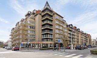 Instapklaar appartement op toplocatie in Nieuwpoort-Bad, vlak bij de zeedijk, het strand en de winkelstraat.Indeling: inkomhal, toilet, aparte...