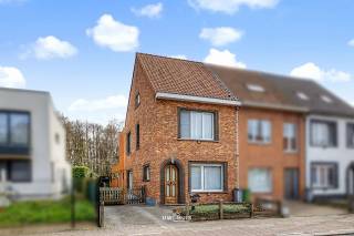 Ontdek deze knappe halfopen bebouwing op een uitstekende locatie in de Kapelstraat, waar ruimte, comfort en energiezuinigheid perfect samenkomen. Met een bewoonbare oppervlakte van maar liefst 185 m² geniet je hier van een uitzonderlijk ruim gevoel.
De woning beschikt over drie volwaardige slaapkamers en een moderne badkamer op de verdieping, uitgerust met alle hedendaags comfort. De lichtrijke leefruimte sluit naadloos aan op de ruime open keuken, ideaal voor wie houdt van gezelligheid en functionaliteit. Dankzij de recente bijbouw werd extra leefruimte gecreëerd, wat deze woning nog aantrekkelijker maakt.
Vooraan bevindt zich een praktische berging of bureauruimte, perfect voor thuiswerk. Buiten geniet je van een knap terras met een uitstekende ZZW-oriëntatie. De oprit biedt extra gemak.
Deze woning is bovendien energiezuinig met een EPC C, hoogrendementsketel, zonnepanelen, dubbele beglazing en volledige isolatie (muur, dak en vloer). De elektrische installatie is conform en rolluiken zorgen voor extra comfort.
Gelegen nabij winkels, scholen, supermarkten en belangrijke invalswegen is dit een ideale gezinswoning met veel troeven. Instapklaar, verzorgd en klaar voor de toekomst. Bel of mail ons nu voor een afspraak op het nummer: 052/46.38.03 of info@uw-huis.be en wie weet tot binnenkort! 
