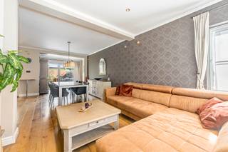 [[ DIT PAND NEEMT DEEL AAN DE ERA OPEN HUIZEN DAG OP 19/9 VAN 9:30 TOT 10:30 ]]
<p>Instapklare halfopen bebouwing op een toplocatie in Beveren-Kruibeke-Zwijndrecht.</p>

<p>Deze charmante woning combineert een praktische indeling met een centrale ligging nabij het centrum, openbaar vervoer en belangrijke invalswegen. Dankzij de instapklare afwerking kan je hier meteen comfortabel wonen. De gezellige ingerichte tuin vormt een aangename buitenruimte om te ontspannen of gasten te ontvangen. Met drie slaapkamers, een ruime living en een volledig ingebouwde keuken biedt deze woning alle comfort voor gezinnen of koppels die een huis willen kopen in Beveren-Kruibeke-Zwijndrecht. De combinatie van bereikbaarheid, wooncomfort en een warme uitstraling maakt van deze woning een interessante opportuniteit.</p>

<p> </p>

<p>Belangrijkste ruimtes:<br />• Ruime living (30 m²) met veel mogelijkheden voor een gezellige zithoek en eetplaats.<br />• Volledig ingebouwde keuken (10 m²) met praktische indeling.<br />• Badkamer (7 m²) uitgerust met douche, ligbad, toilet en enkele wastafel in meubel.<br />• Drie slaapkamers van 23 m², 14 m² en 9 m².<br />• Inkomhal en extra hallen met vlotte circulatie doorheen de woning.<br />• Garage (21 m²) met extra opslagmogelijkheden.<br />• Gezellig ingerichte tuin om in alle rust van het buitenleven te genieten.</p>

<p>Troeven:<br />• Gelegen op een toplocatie nabij centrum, openbaar vervoer en invalswegen.<br />• Instapklare woning met praktische indeling.<br />• Gezellig ingerichte tuin en garage aanwezig.</p>

<p> </p>

<p>Neem vandaag nog contact op met je ERA-makelaar voor een bezoek.</p>

<p>JOUW DROOMHUIS. ZO GEVONDEN!</p>