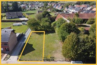 Immo Van Middelem verkoopt deze rustig en residentieel gelegen bouwgrond van +/-2a60ca geschikt voor het oprichten van een half-open bebouwing...