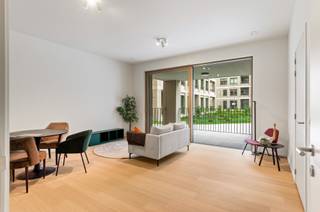 <p>Bent u op zoek naar een unieke woon-werkkombinatie, een kantoor aan huis, of simpelweg een zee aan extra ruimte? Dit is het allerlaatste beschikbare 2-slaapkamerappartement in het project, en het is <strong>volledig instapklaar en geschilderd</strong>!</p><p>Met een indrukwekkende oppervlakte van <strong>148 m²</strong> combineert dit nieuwbouwappartement hoogwaardig wooncomfort met een uiterst flexibele indeling.</p><p><strong>De unieke troef: Een grote polyvalente ruimte</strong> Dit appartement beschikt over een grote, multifunctionele ruimte met een eigen toilet en berging. Uniek is dat deze kamer zowel via de centrale hal van het appartement bereikbaar is, áls via een <strong>aparte inkomhal rechtstreeks vanaf de buitenzijde</strong>. Dit maakt de ruimte uitermate geschikt voor:</p><ul><li><p>Een rustige thuiswerkplek of kantoor aan huis (waar u klanten kunt ontvangen zonder dat zij uw privéwoning betreden).</p></li><li><p>Een praktijkruimte voor vrije beroepen.</p></li><li><p>Een grote hobbyruimte, atelier of extra tv-kamer/studio.</p></li></ul><p><strong>Comfortabel wonen aan het water</strong> Het privégedeelte van het appartement is logisch en comfortabel ingedeeld:</p><ul><li><p>Een gastvrije inkomhal met handige ingemaakte kastruimte.</p></li><li><p>Een royale, lichtrijke leefruimte met een moderne open keuken en een praktische berging.</p></li><li><p>Rechtstreekse toegang tot het gezellige terras.</p></li><li><p><strong>2 volwaardige slaapkamers</strong>, een stijlvolle badkamer en een tweede, apart toilet.</p></li></ul><p><strong>Duurzaam, groen en energiezuinig (E-peil 20)</strong> U koopt hier een appartement dat volledig klaar is voor de toekomst. Dankzij het <strong>E-peil van maximaal 20</strong> geniet u van een uitzonderlijk lage energiefactuur en maximaal comfort. Het pand is uitgerust met:</p><ul><li><p>Individuele warmtepompen.</p></li><li><p>Vloerverwarming én vloerkoeling (heerlijk fris tijdens warme zomerdagen).</p></li></ul><p><strong>Toplocatie: Rustig en toch overal dichtbij</strong> U woont hier op een idyllische, rustige locatie aan het water, ingebed in een parkachtige omgeving van maar liefst <strong>15.000 m²</strong>. De wijk zelf is volledig autovrij (met een comfortabele ondergrondse parking), wat zorgt voor een serene en veilige sfeer. Toch bevindt u zich op wandelafstand van het bruisende centrum van Mechelen en het station. Bovendien geniet u van een supersnelle verbinding richting Brussel of Antwerpen.</p><p><em>De vermelde prijs is exclusief kosten (btw, registratie en notariskosten) en exclusief de aankoop van een ondergrondse parkeerplaats of kelderberging.</em></p><p><strong>Dit unieke appartement zelf ontdekken?</strong> Wacht niet te lang, dit is één van de allerlaatste unit van dit type op de site. Neem vandaag nog contact op voor meer informatie, de plannen of een bezoek ter plaatse</p>