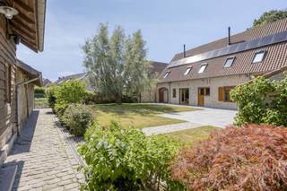 Op een grondoppervlakte van 1.700m² vinden we deze ruime woning te koop. Gelegen in het rustige Beauvoorde doch slechts op een boogscheut van...
